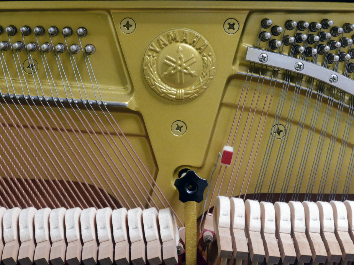 piano vertical Yamaha U300 silent #5353240 detalle sello arpa interior