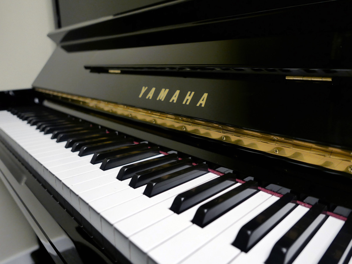 piano vertical Yamaha U300 silent #5353240 teclado teclas marca