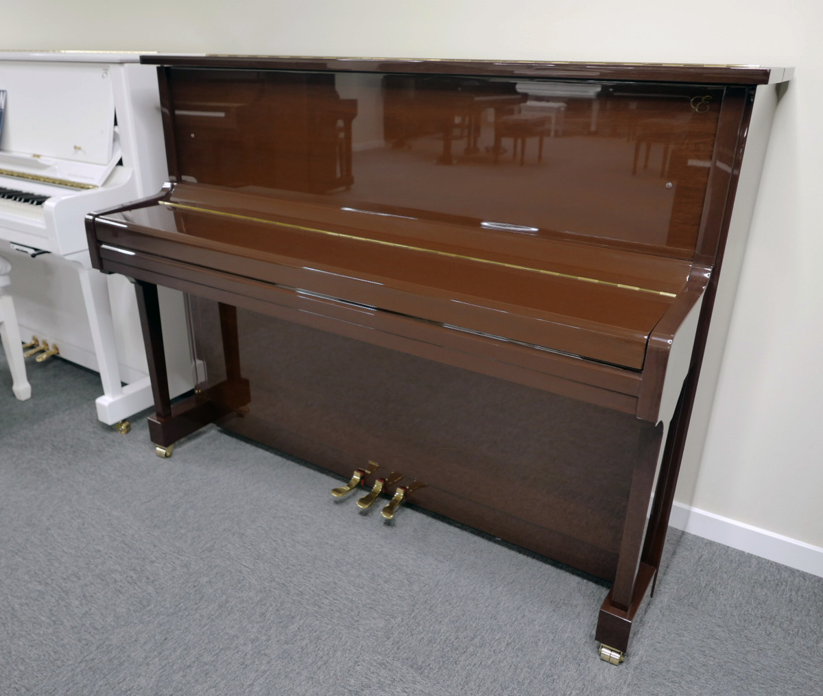 piano vertical Essex EUP116 caoba #172689 outlet vista general tapa cerrada
