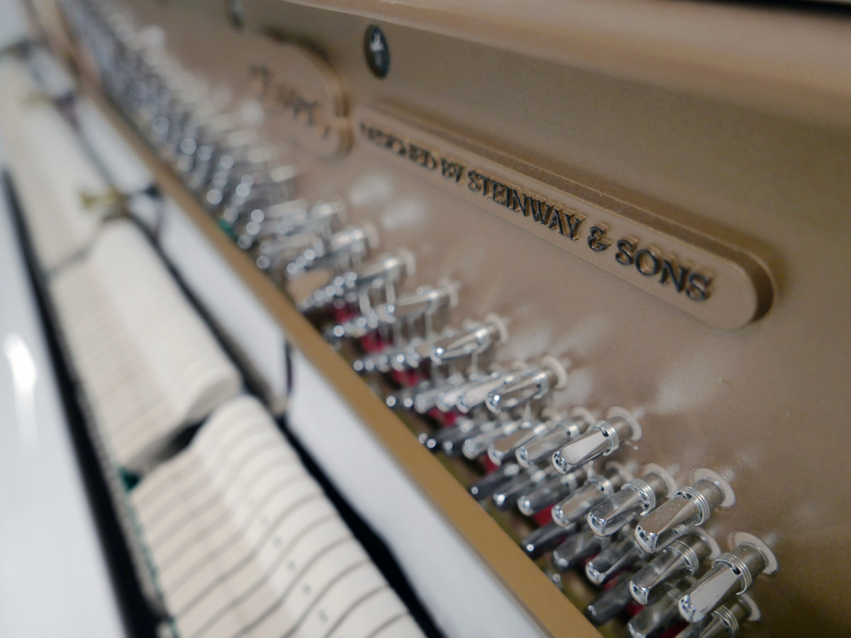 piano vertical Essex EUP123 silent blanco #175887 outlet clavijero clavijas steinway