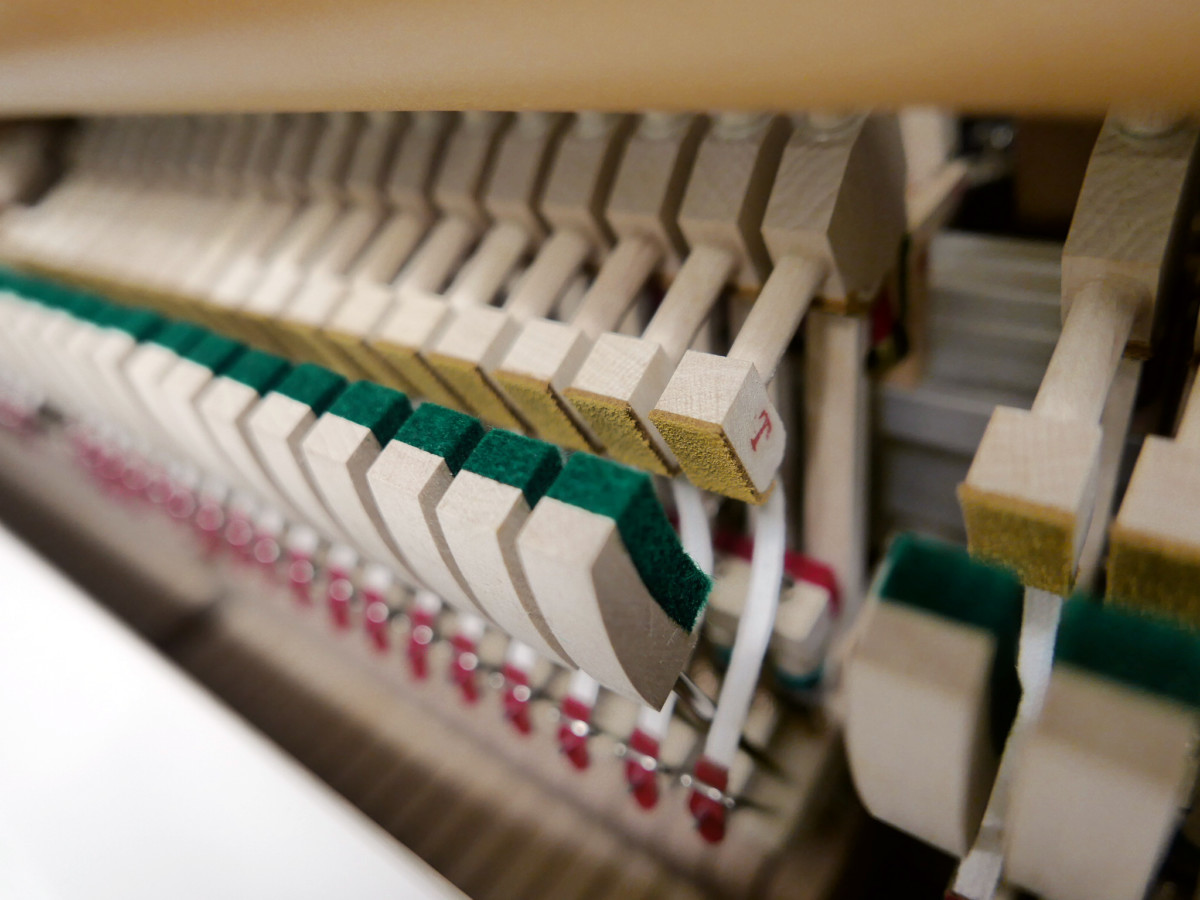 piano vertical Essex EUP123 silent blanco #175887 outlet detalle basculas bridas mecanica interior