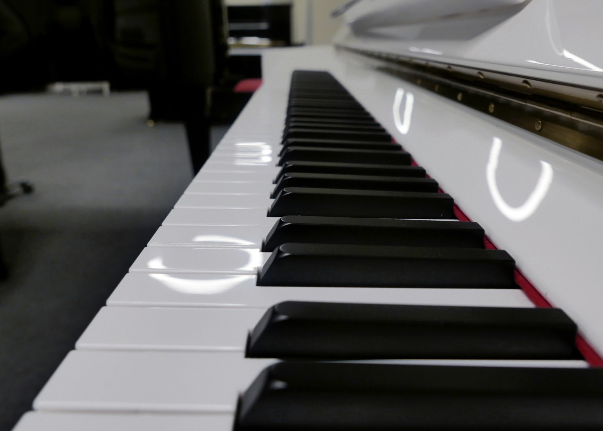 piano vertical Essex EUP123 silent blanco #175887 outlet vistal lateral teclado teclaso