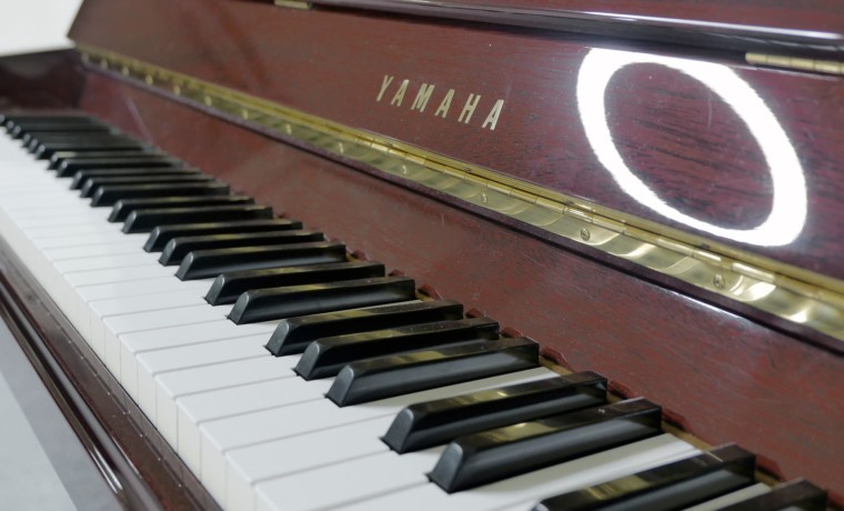 piano vertical Yamaha M1JR #4132121 teclado teclas marca