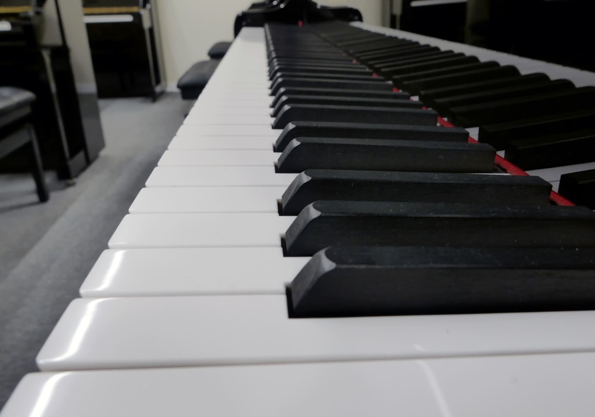 piano de cola Yamaha S4 #6230794 vista lateral teclado teclas