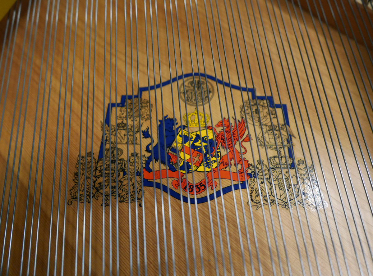 piano de cola Grotrian Steinweg 192 #151639 detalle tabla armonica escudo marca