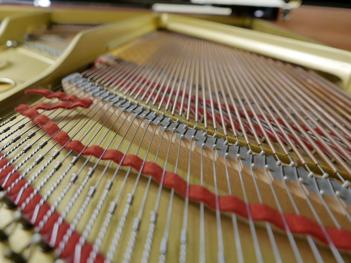 piano de cola Yamaha G2 #5211857 cuerdas fieltros interior