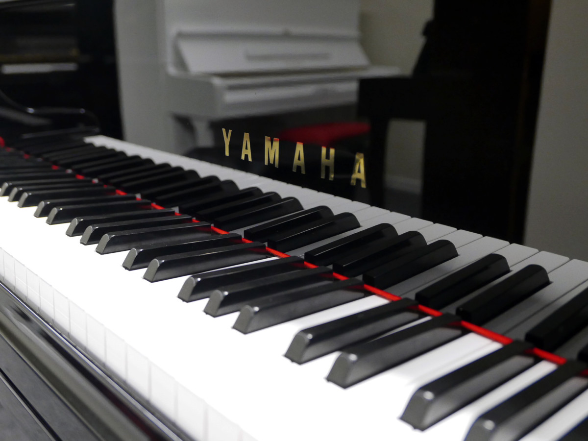 piano de cola Yamaha GC1 Silent #6373537 teclado teclas marca firma