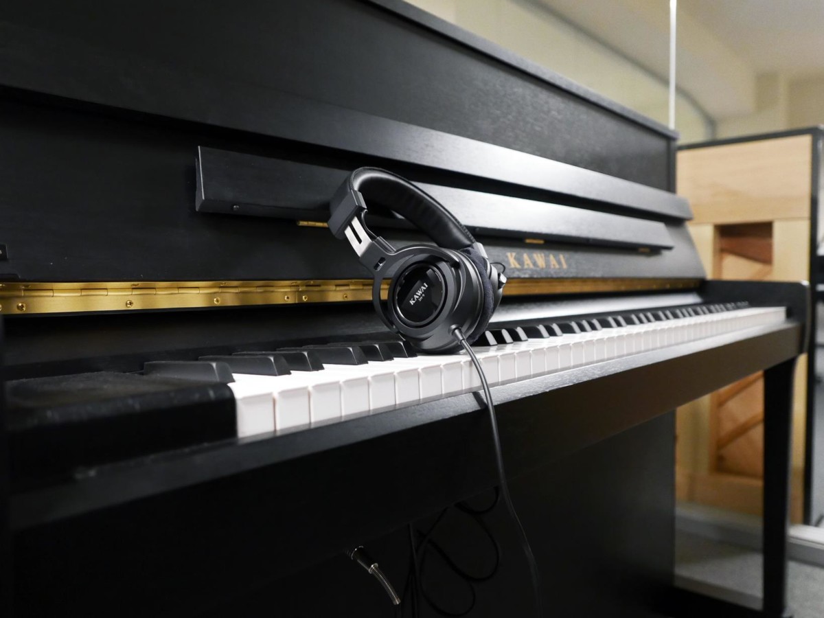 piano vertical Kawai E200 ATX #outlet1 detalle auriculares silent