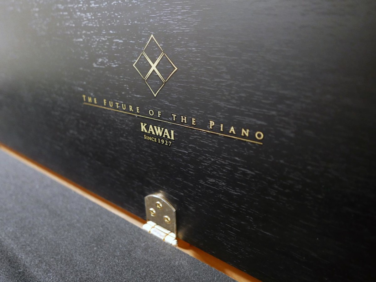 piano vertical Kawai E200 ATX #outlet1 detalle tapa marca firma