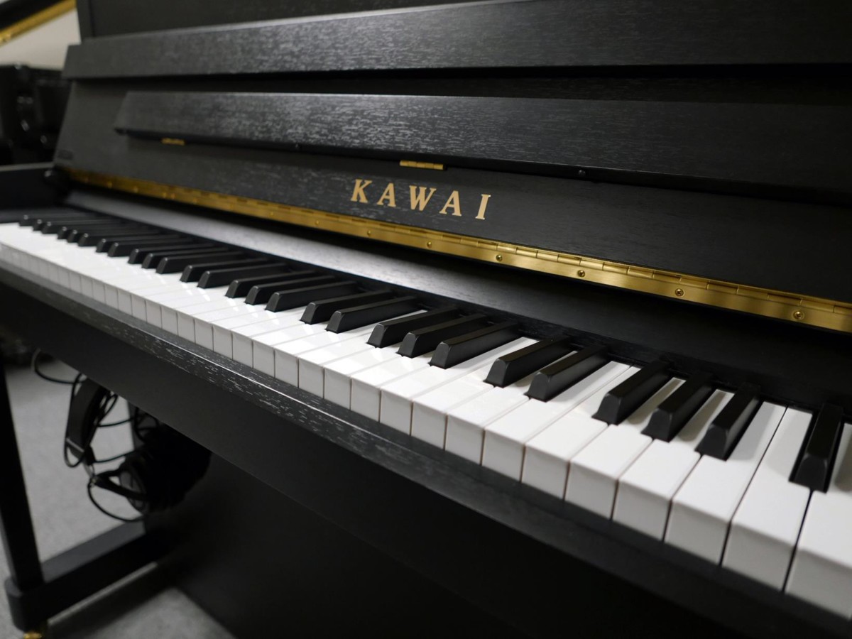 piano vertical Kawai E200 ATX #outlet1 vista lateral teclado teclas marca