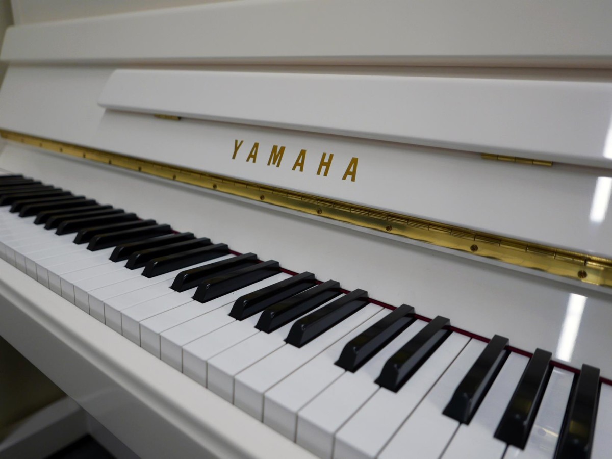 piano vertical Yamaha P116 BP #29243588 vista lateral teclado teclas marca