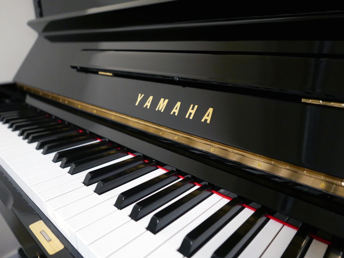 piano vertical Yamaha U3 #2631557 vista lateral teclado teclas marca