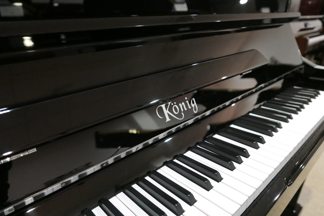 Piano_vertical_König_L122_12337_detalle_mueble_vista_tapa_abierta_marca_atril_bisagras_teclas_teclado_segunda_mano