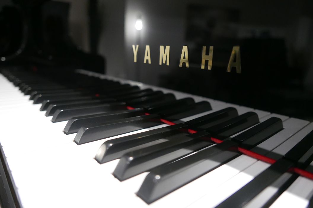 Piano_de_cola_Yamaha_A1_6093555_detalle_mueble_teclado_teclas_marca_tapa_abierta_segunda_mano