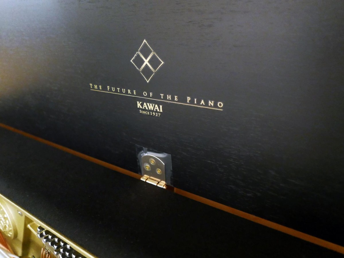 piano vertical Kawai E200 #outlet1 detalle tapa marca firma