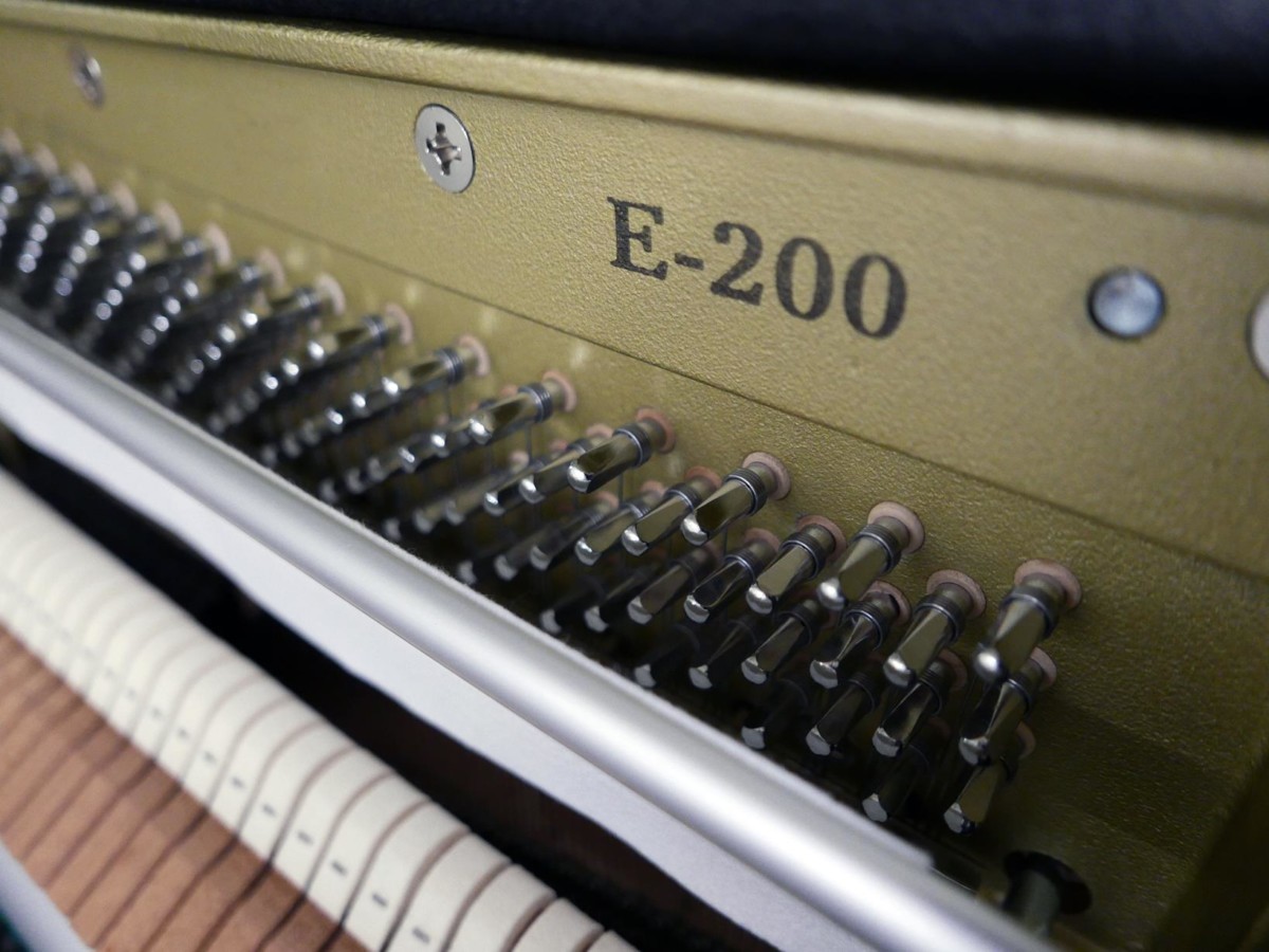 piano vertical Kawai E200 #outlet1 modelo arpa clavijero