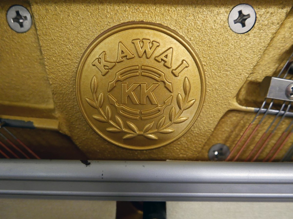 piano vertical Kawai ED48E #1948962 detalle sello marca firma