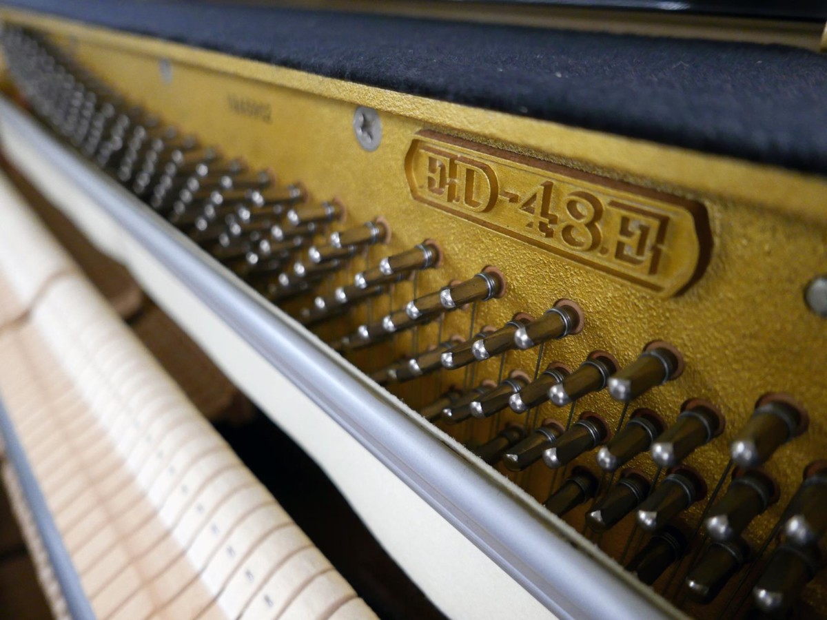 piano vertical Kawai ED48E #1948962 vista lateral modelo numero de serie arpa