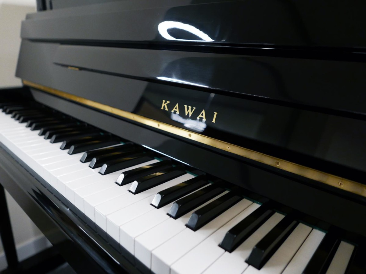 piano vertical Kawai ED48E #1948962 vista lateral teclado teclas marca
