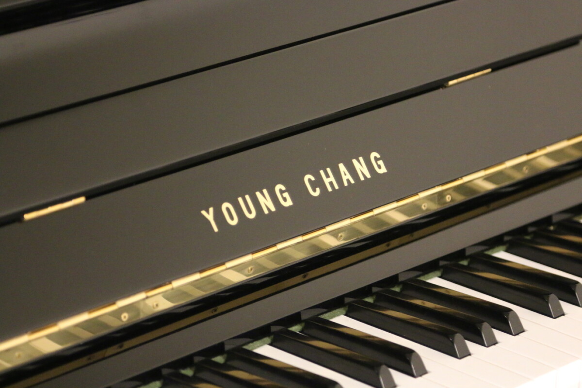 piano-vertical-young-chang-0258316-detalle-young-chang-teclado
