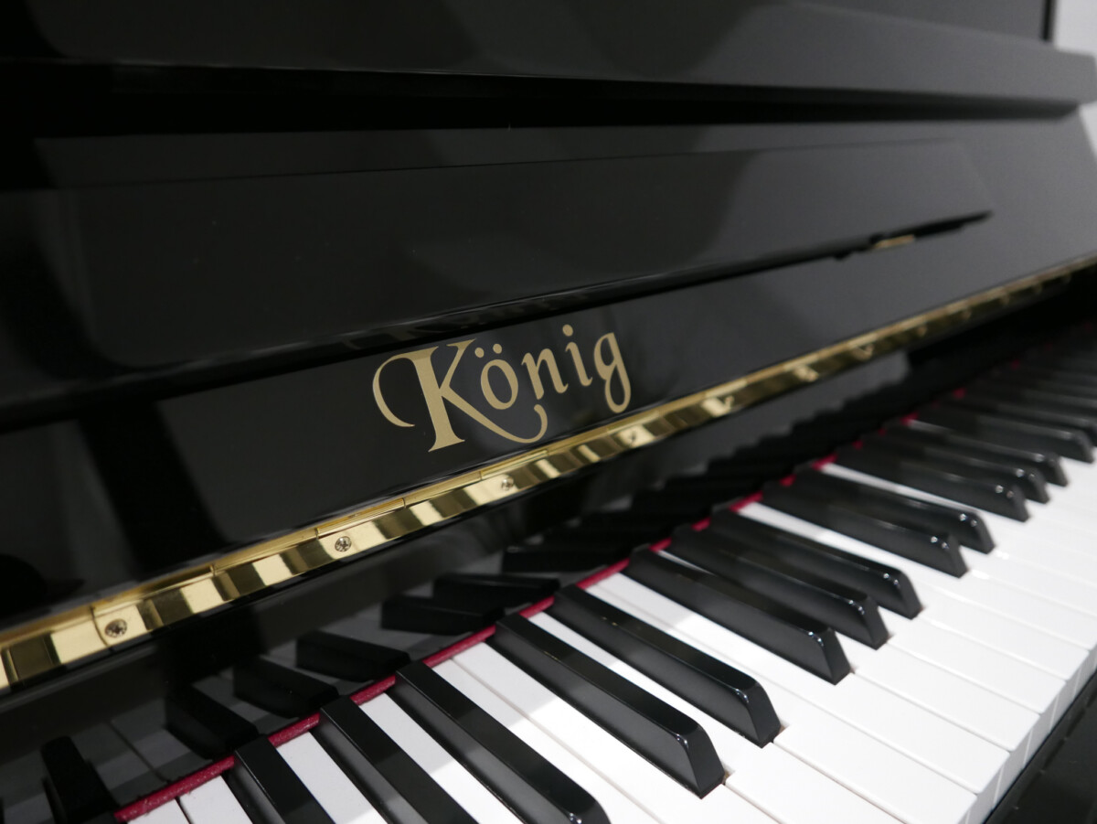 Piano_vertical_König_K109_108156_detalle_mueble_tapa_abierta_marca_teclado_teclas_bisagras_segunda_mano
