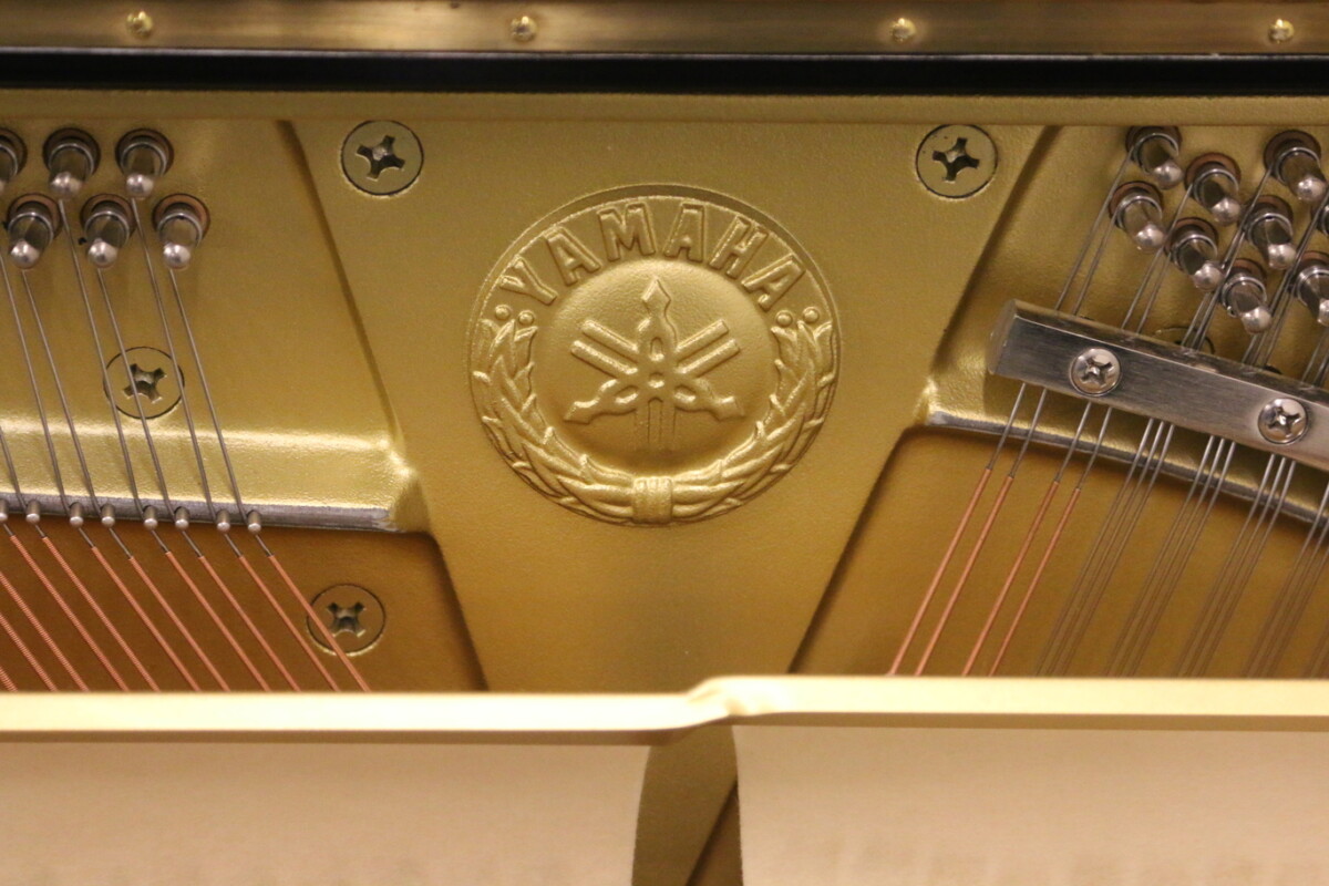 piano-vertical-yamaha-u1-5388552-modelo-logo