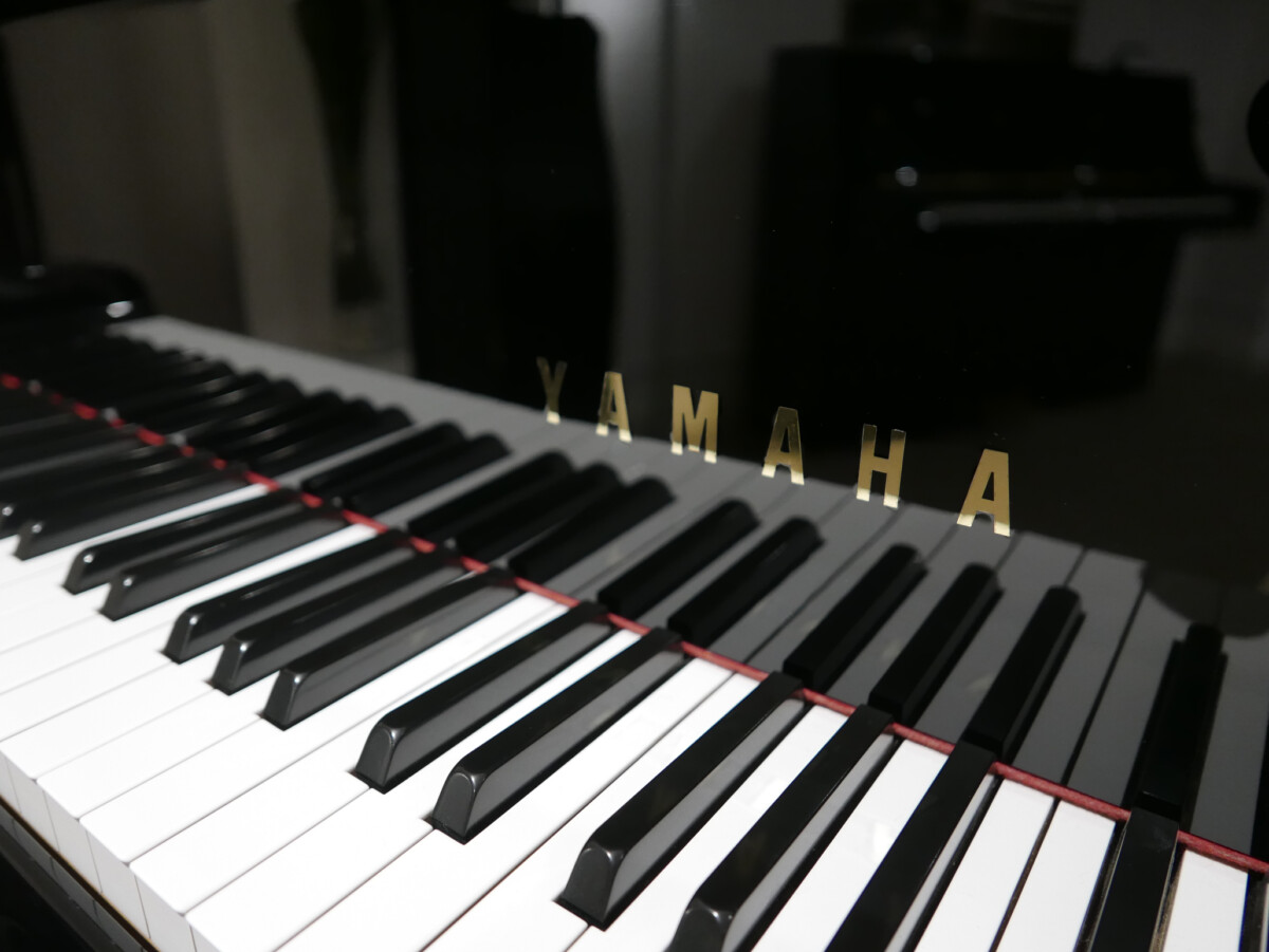 Piano_de_cola_Yamaha_C2_5991965_detalle_mueble_teclado_teclas_tapa_marca_segunda_mano