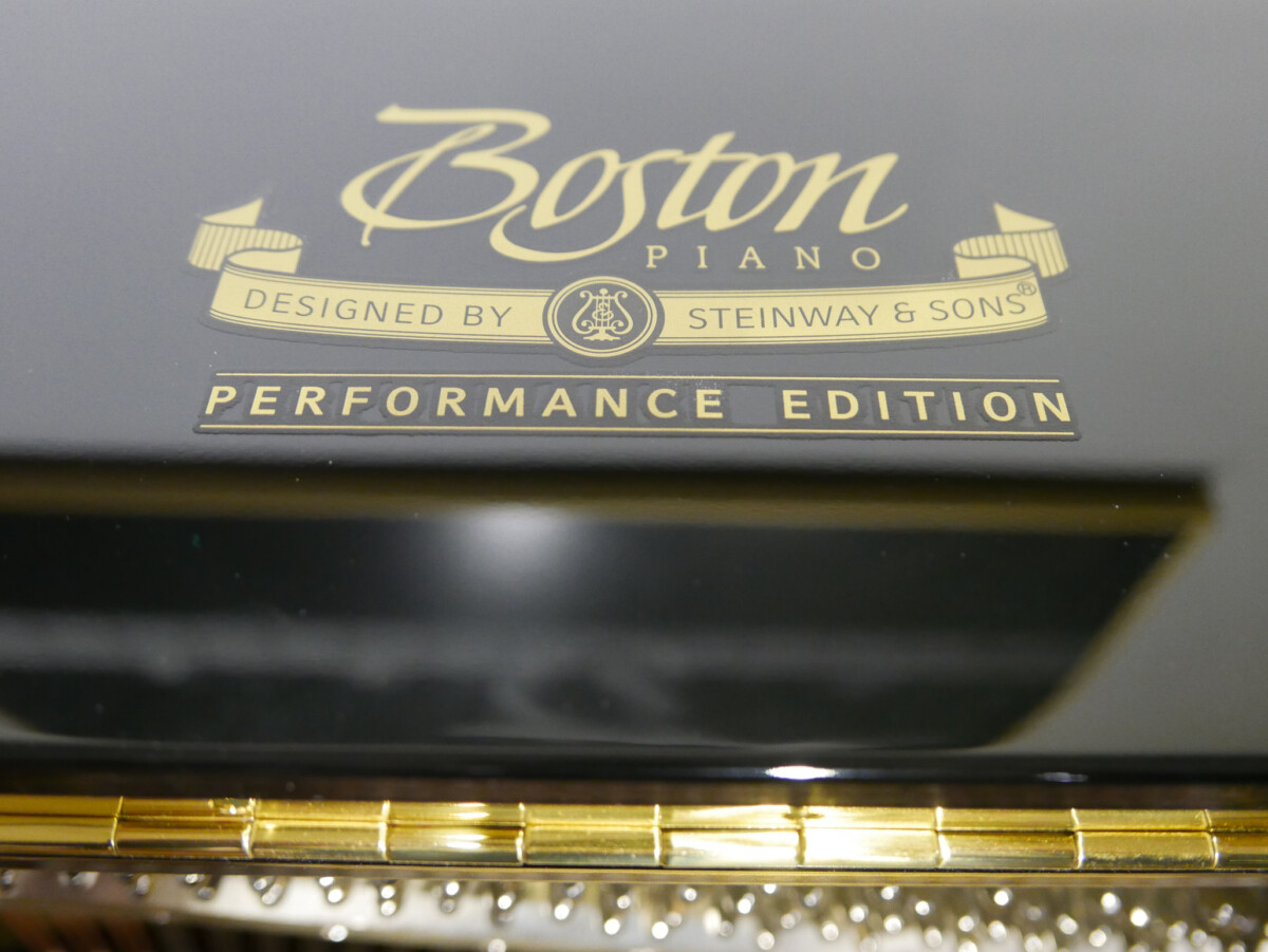 Piano_vertical_Boston_UP126_205425_detalle_mueble_tapa_superior_logo_boston_outlet