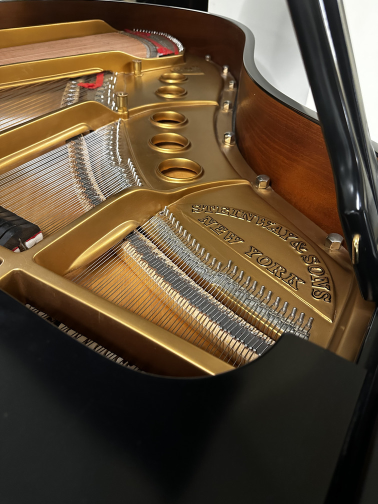 piano cola steinway & sons S155 324502 interior