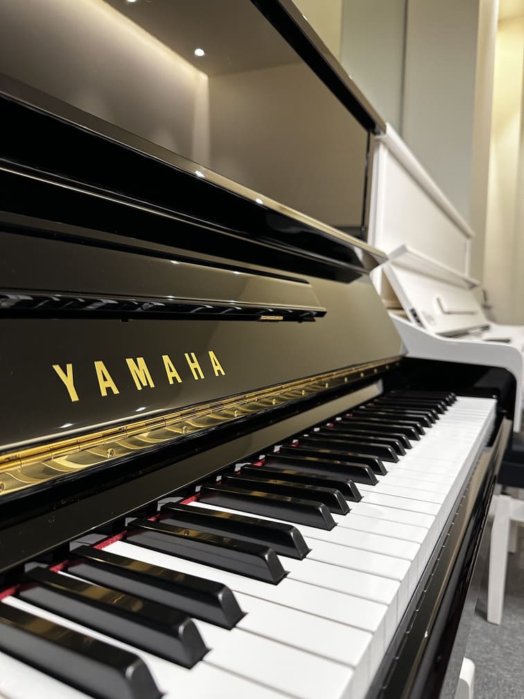 Piano vertical Yamaha-U10BL 4476554-teclado