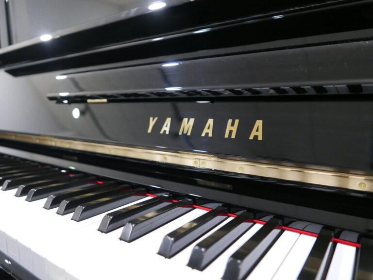 Piano_vertical_Yamaha_YUS_3435640_detalle_vista_mueble_tapa_abierta_teclado_teclas_marca_segunda_mano