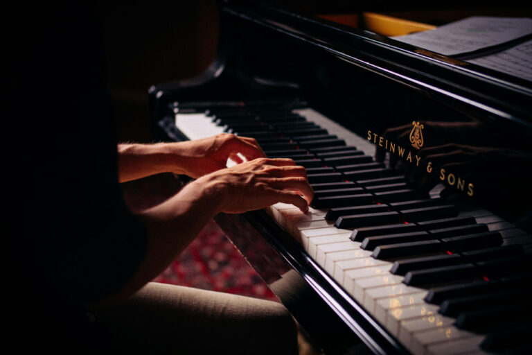 Cinco razones por las que es positivo tocar el piano