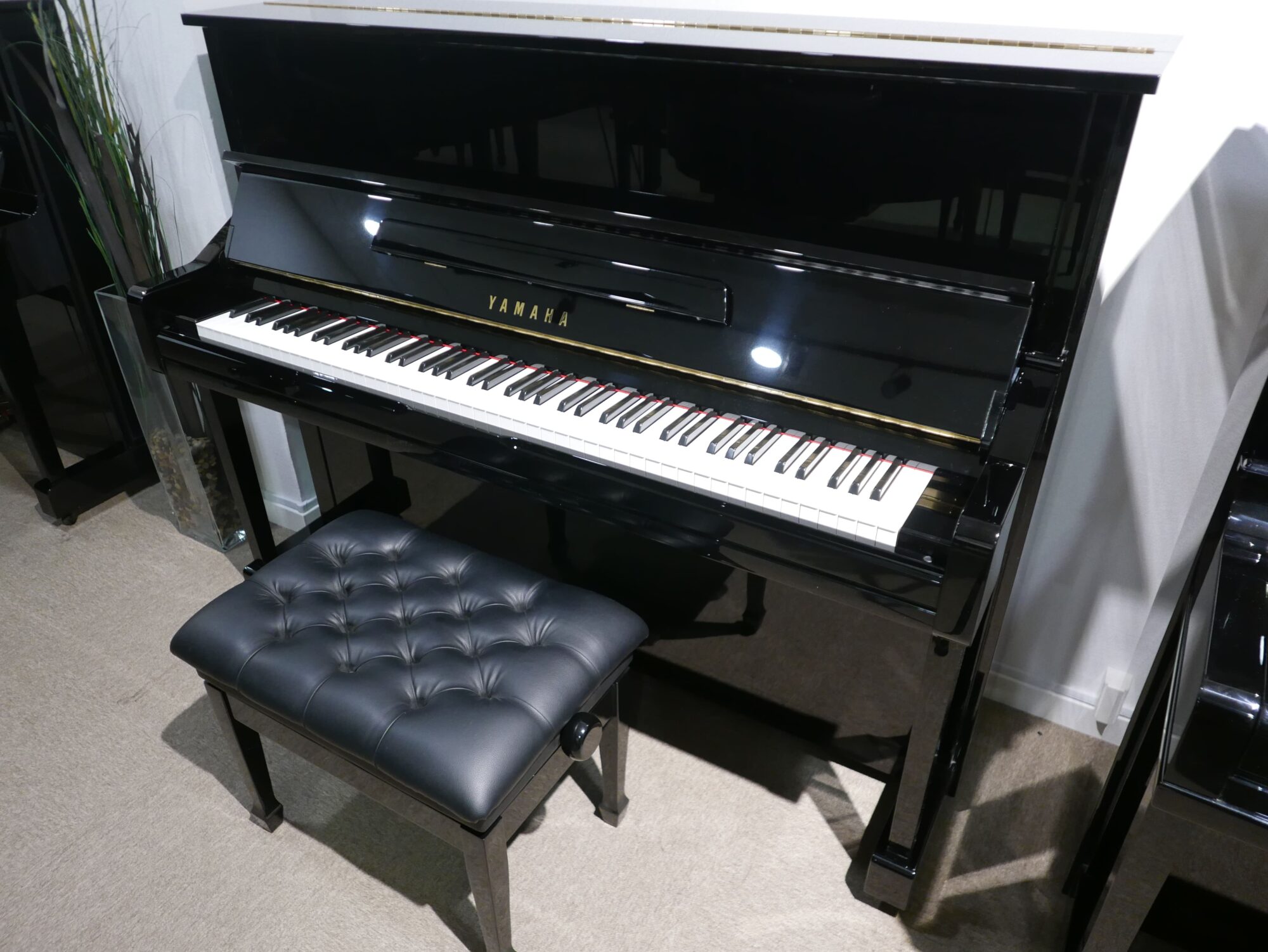 Piano_vertical_Yamaha_YU1_5884476_detalle_vista_general_mueble_con_banqueta_tapa_abierta_segunda_mano