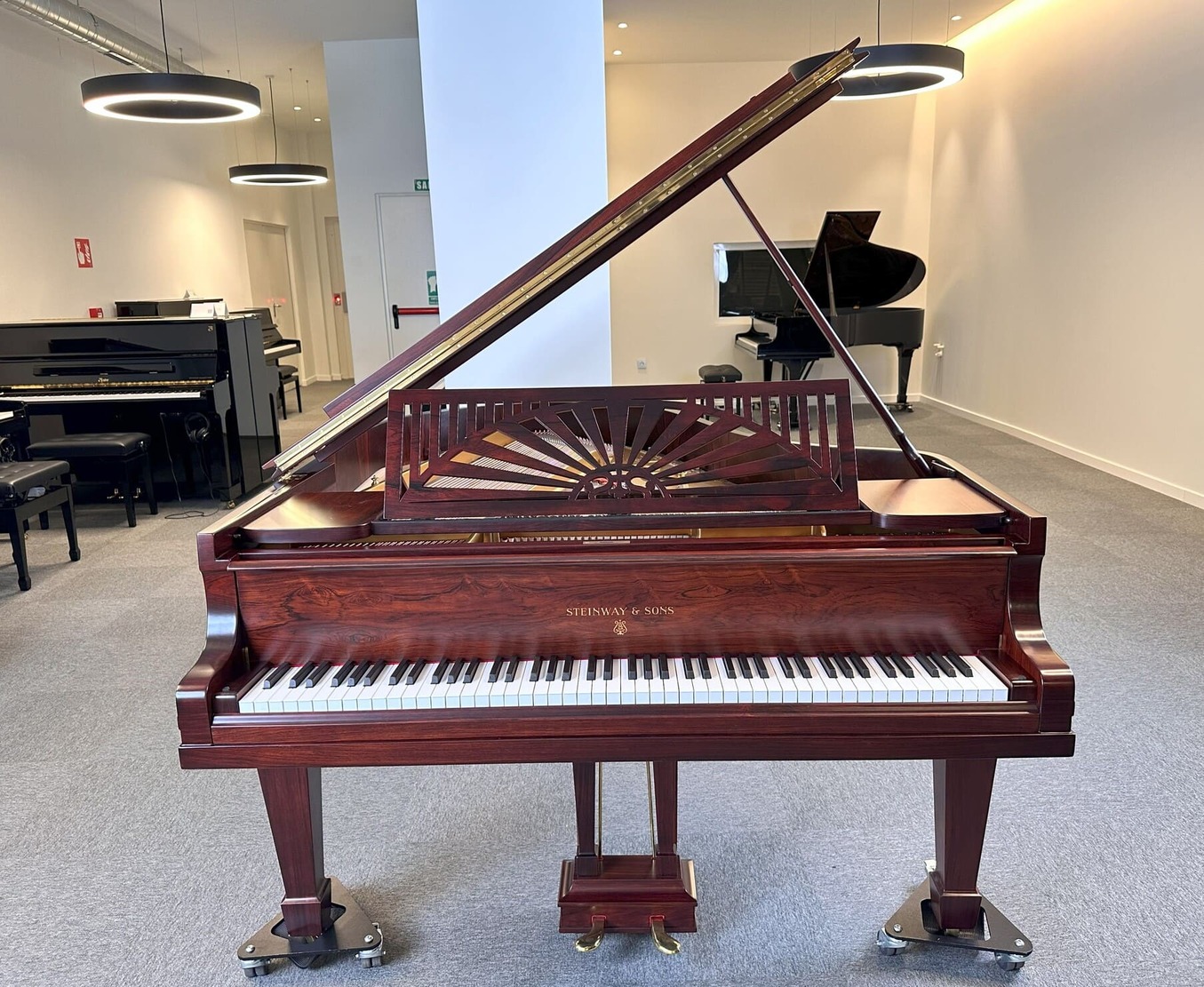 Steinway & Sons O180 Palosanto Satinado Nº 165070 plano frontal