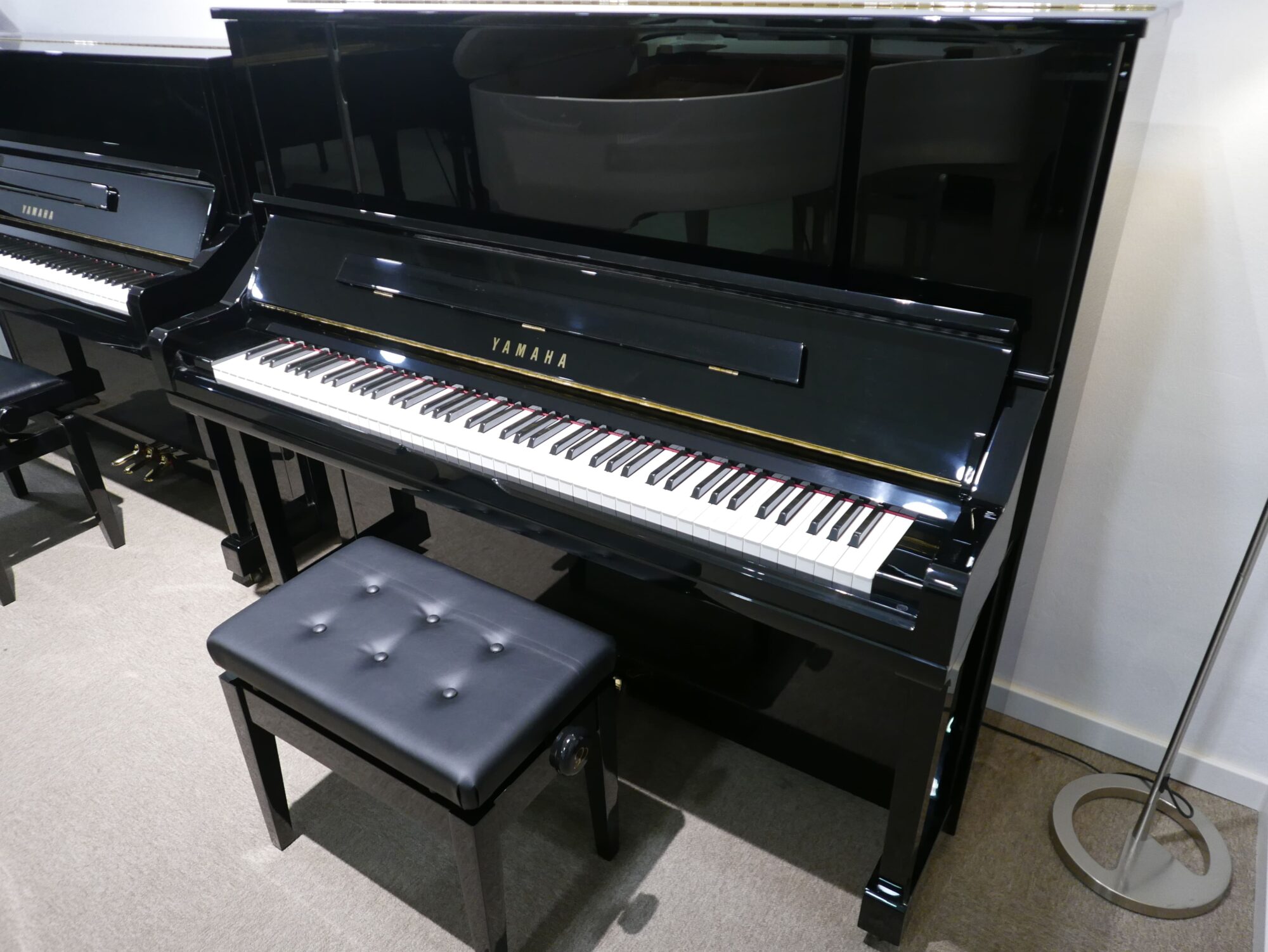 Piano_vertical_Yamaha_YU30_6090423_detalle_vista_general_mueble_con_banqueta_tapa_abierta_segunda_mano