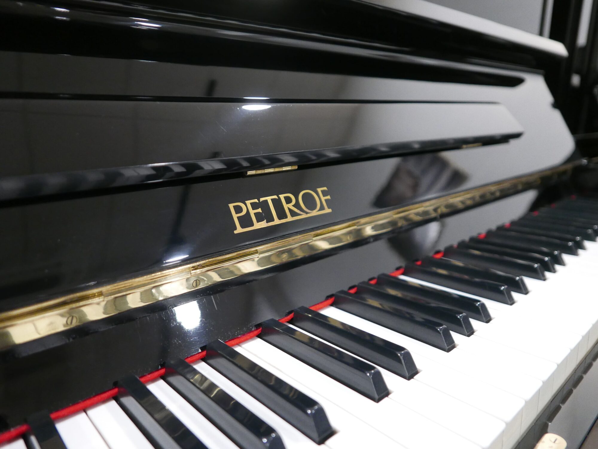 Piano_vertical_Petrof_126_470252_detalle_vista_mueble_tapa_abierta_teclado_teclas_bisagras_marca_segunda_mano