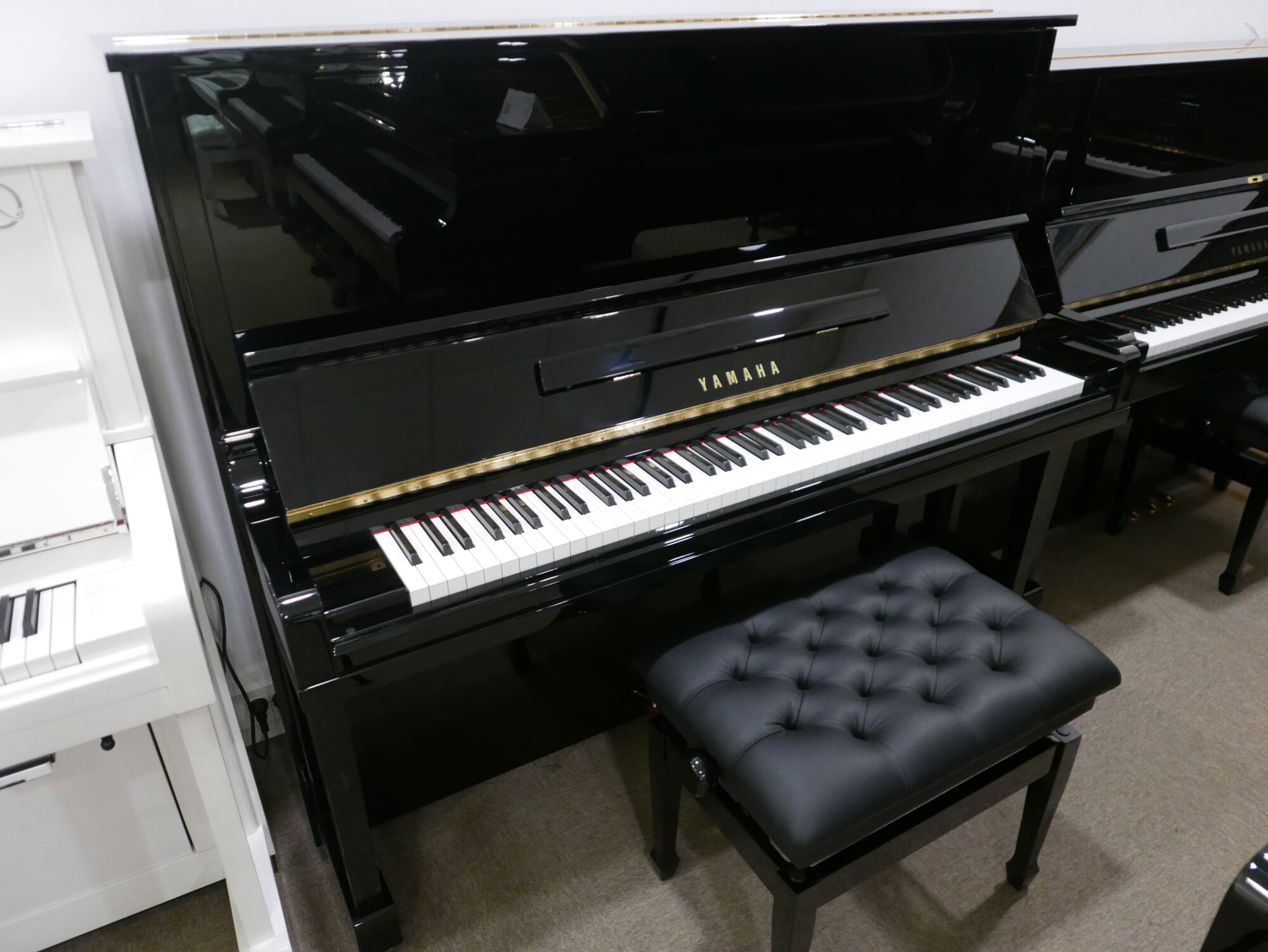 Piano_vertical_Yamaha_U30BL_4714548_vista_general_mueble_con_banqueta_tapa_abierta_segunda_mano