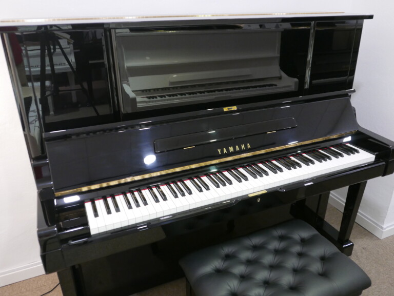 Piano_vertical_Yamaha_YUX_3291933_vista_general_mueble_con_banqueta_tapa_abierta_segunda_mano