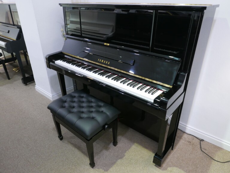 Piano_vertical_Yamaha_UX3_3747584_detalle_vista_general_mueble_con_banqueta_tapa_abierta_segunda_mano