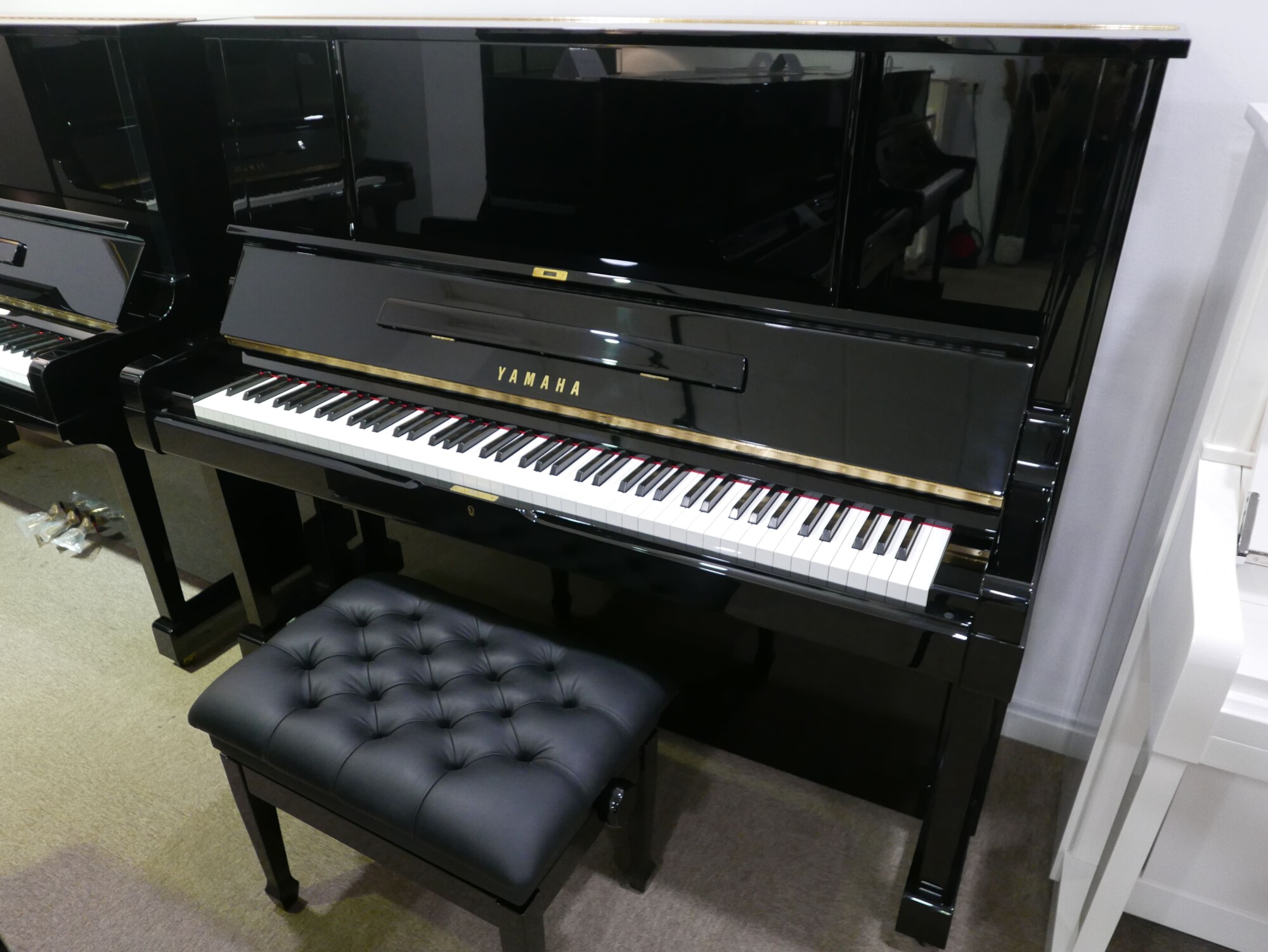 Piano_vertical_Yamaha_YUX_3334272_vista_general_mueble_con_banqueta_tapa_abierta_segunda_mano