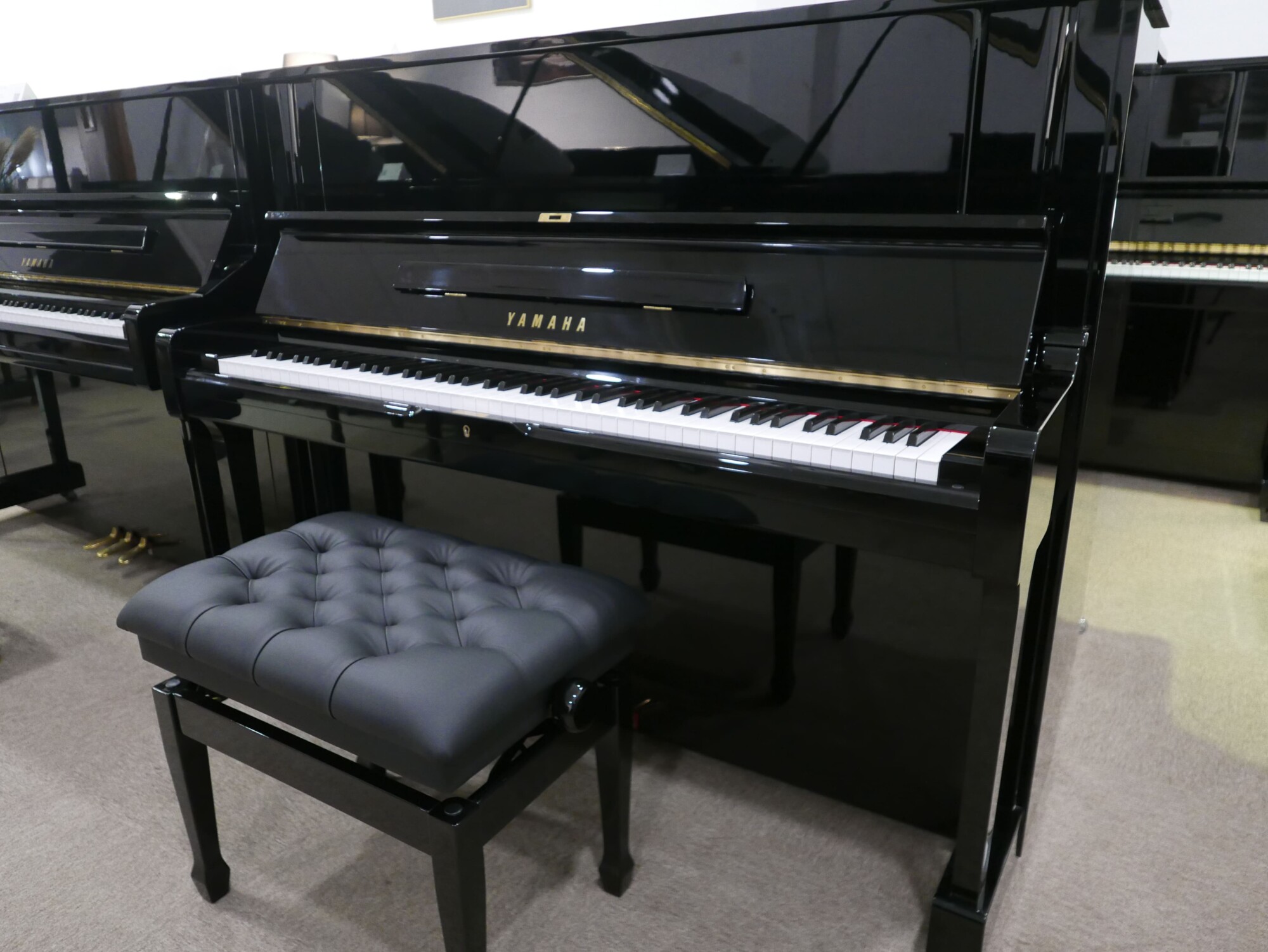 Piano-vertical-Yamaha-YUS-3438249-vista-general-mueble-con-banqueta_SEGUNDA_MANO