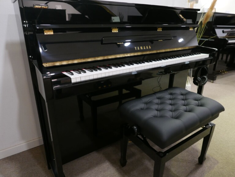 Piano_vertical_Yamaha_U5_Silent_5315446_vista_general_mueble_con_banqueta_tapa_abierta_segunda_mano