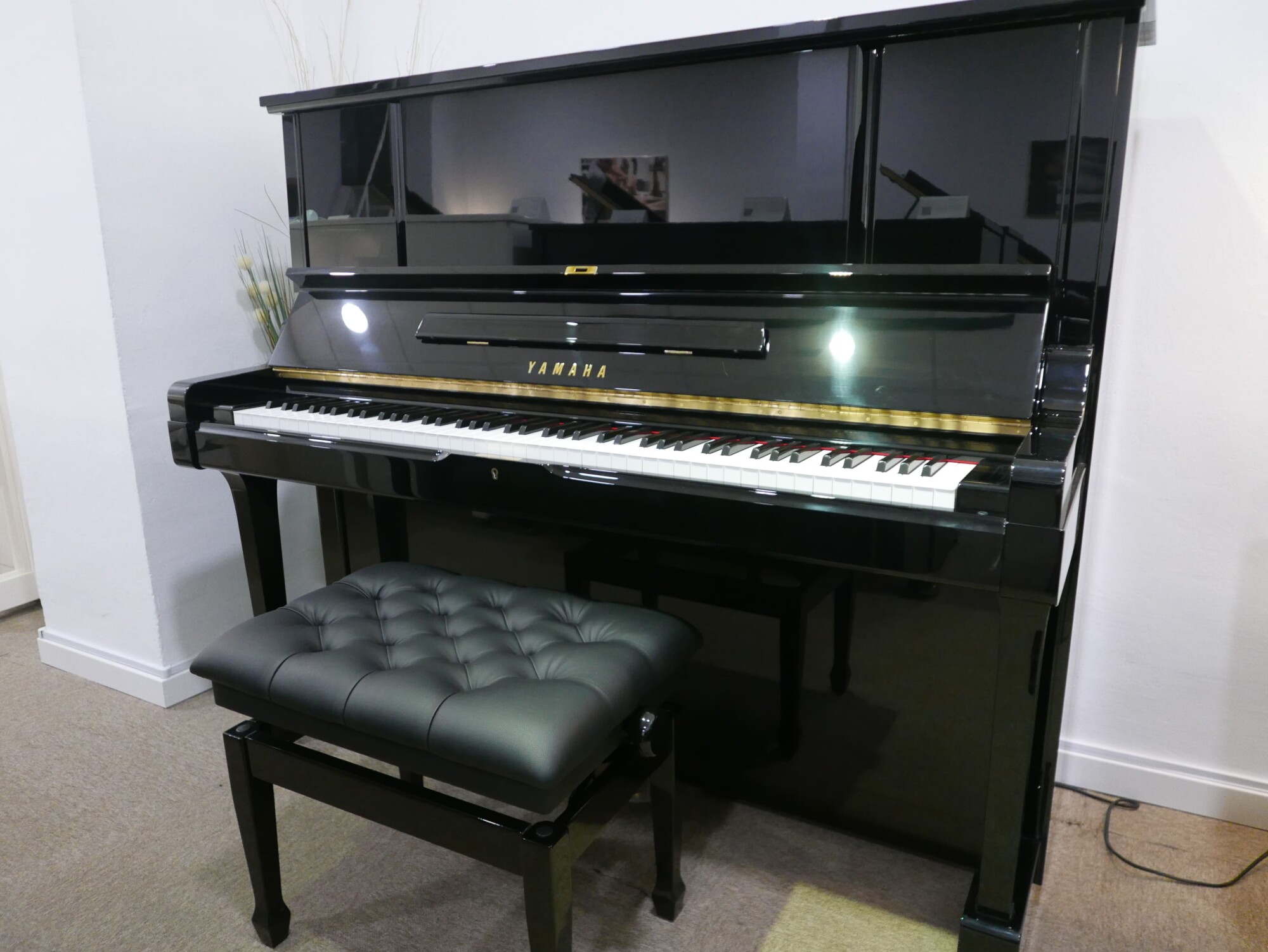 Piano_vertical_Yamaha_UX3_3822939_detalle_vista_general_mueble_con_banqueta_tapa_abierta_segunda_mano