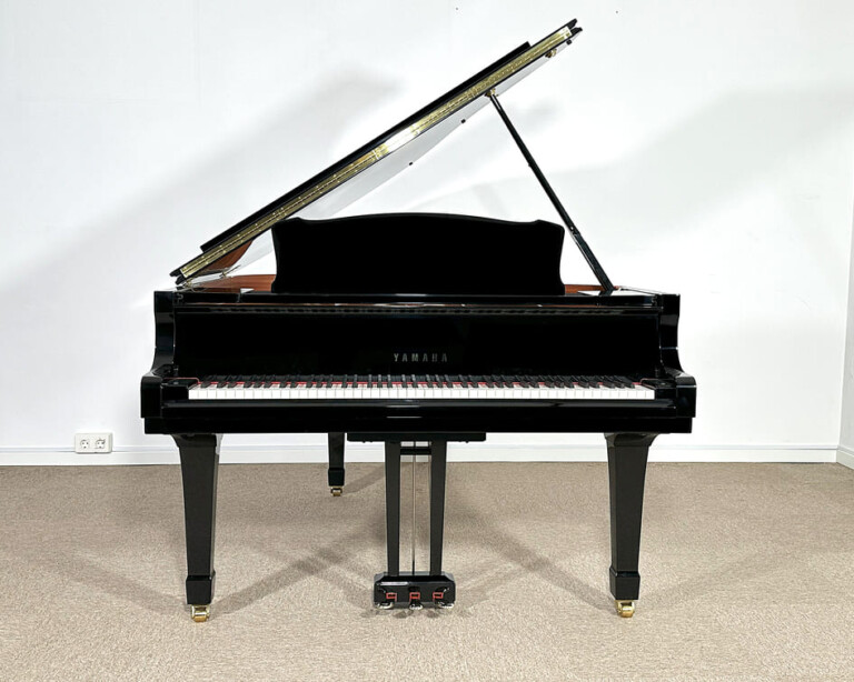 Yamaha C3 #6321311 frontal abierto con atril