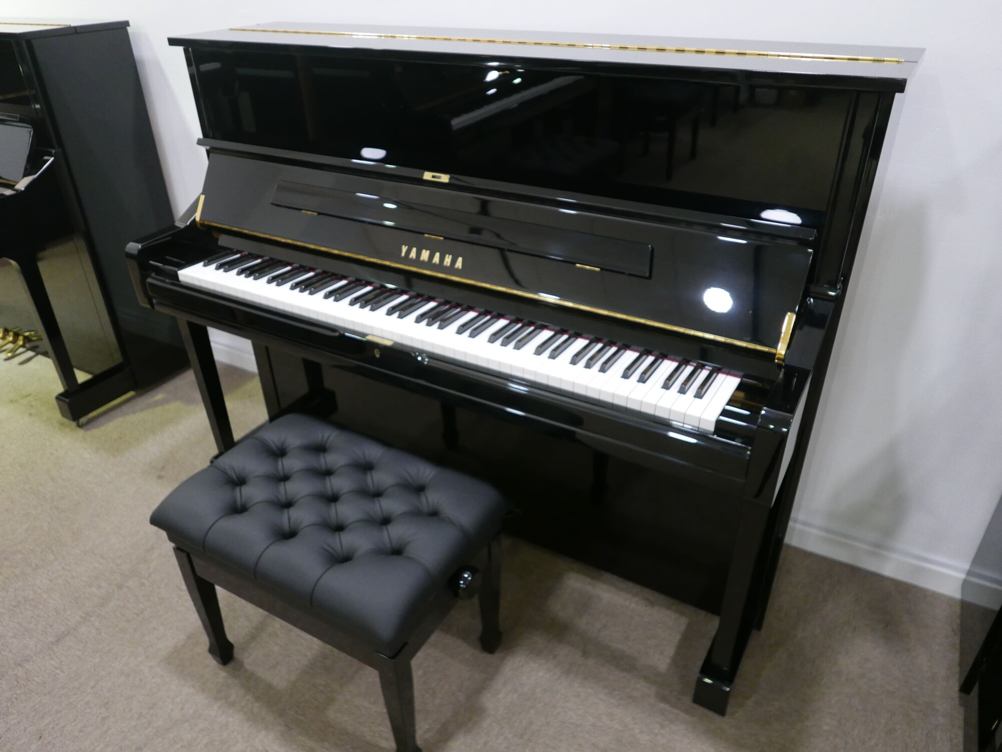 Piano_vertical_Yamaha_U1_6113426_detalle_vista_general_mueble_con_banqueta_tapa_abierta_segunda_mano