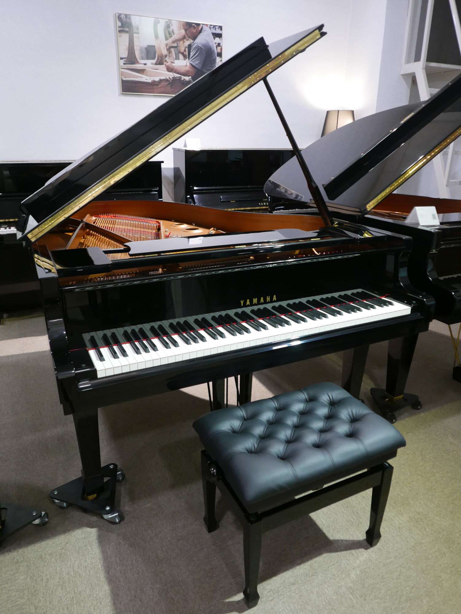 Piano_de_cola_Yamaha_C3_5549486_detalle_mueble_vista_general_con_banqueta_tapa_abierta_segunda_mano