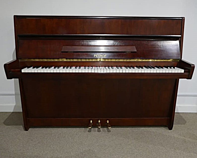 Petrof 106 #369919 frontal segunda m,ano