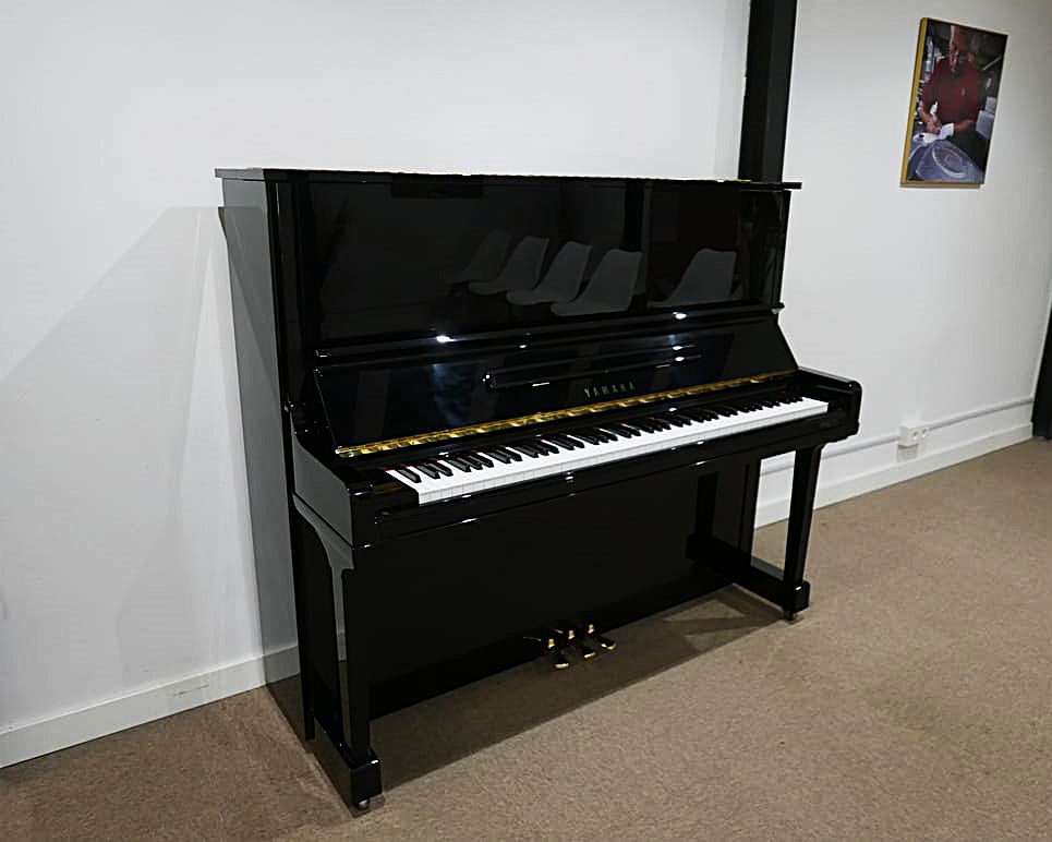 Yamaha U30 #4714610 vista lateral segunda mano