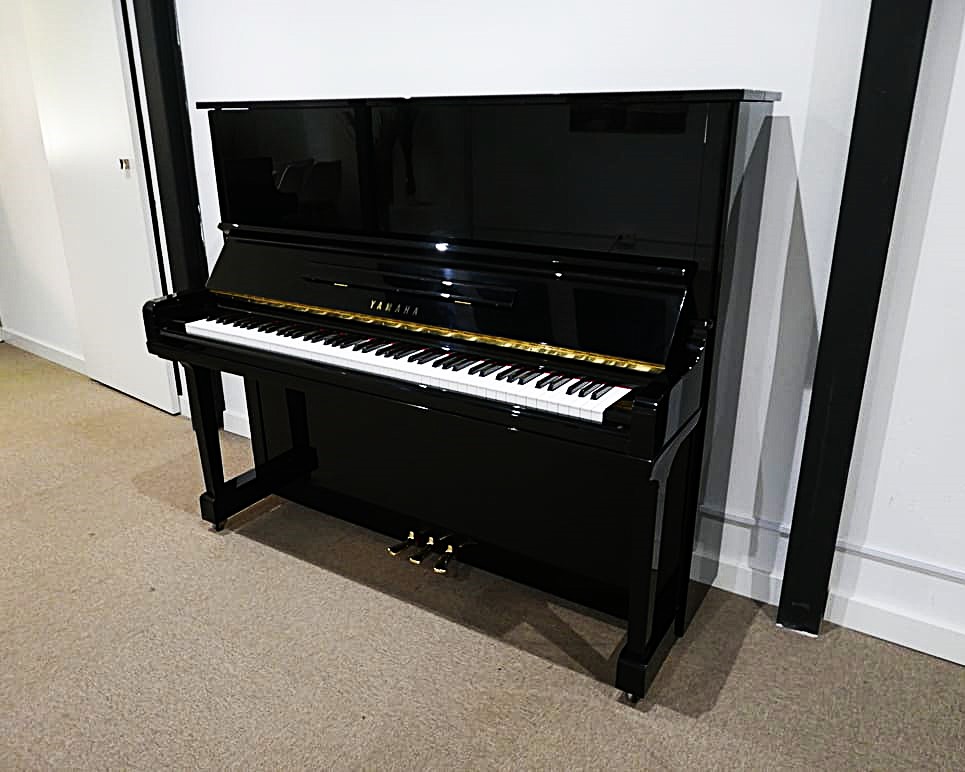 Yamaha U30 #4714610 vista lateral segunda mano